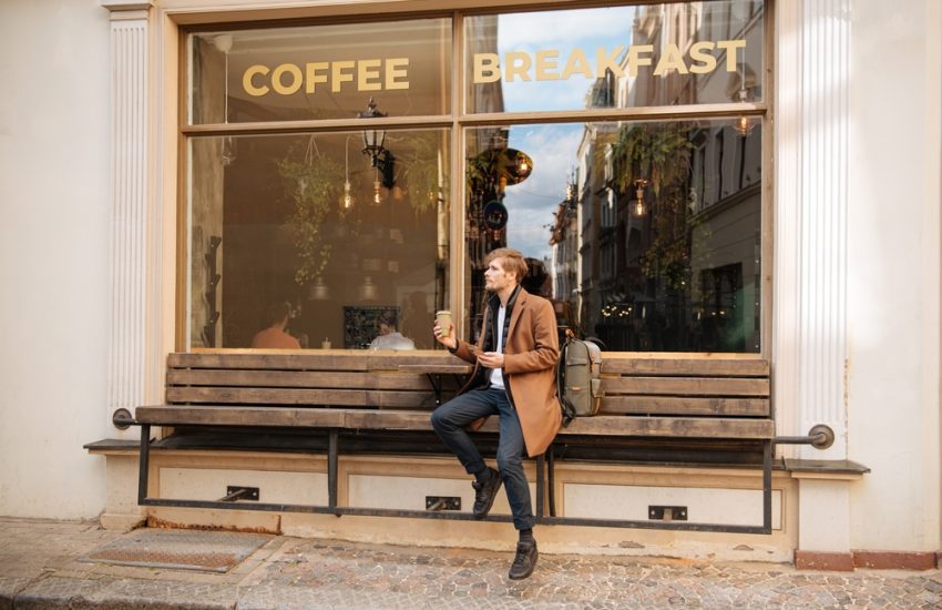 O femeie purtând un palton mult prea mare pentru ea